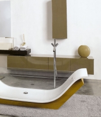 Vana ve tvaru chaise longue může být zajímavým designovým doplňkem vaší koupelny, orientační cena 335 000 Kč (AQUA TRADE)