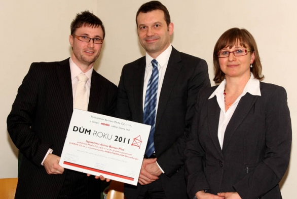Obchodní ředitel společnosti G Servis Jiří Maňák (vlevo) přebírá diplom za titul Dům roku 2011 od generální ředitele Business Media Tomáše Tkačíka (uprostřed) a šéfredaktorky časopisu Můj dům Markéty Klocové.