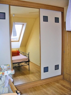 Do vestavěné skříně můžeme „uzavřít“ i podkrovní ložnici (DELFI).