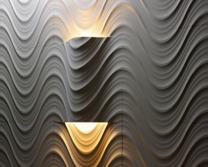 Jedním z nejpůsobivějších exponátů veletrhu byla novinka značky Lithos Design. Elegantně zvlněné nástěnné obkladové tvarovky umožňují integrovat osvětlení, které vytvoří jedinečnou atmosféru a efektně zvýrazní zajímavou plastickou povrchovou strukturu.