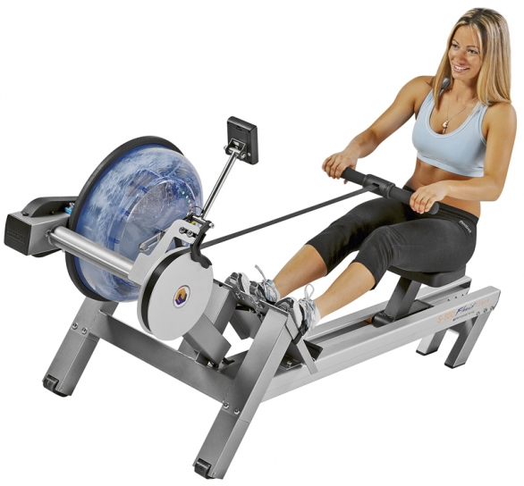 Veslovací trenažér Fluid Rower E 520, novinka s vodním odporem. Přepouštění kapaliny z rezervní nádrže do komory s lopatkovým systémem určuje zátěž (20 úrovní odporu), se kterou chcete veslovat. Cvičení zpříjemní šplouchání vody, cena 39 990 Kč (DOMAFIT FITNESS).