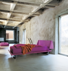 Utòpia (design Cairoli &amp; Donzelli), rozměr 160 x 200 cm, kovová konstrukce, čalounění kůže a látka, cena cca 96 720 Kč (TWILS).