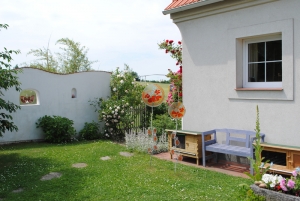 Společně se zahradou se postupně rodil i energeticky úsporný dům, na který navázala ekozahrada.