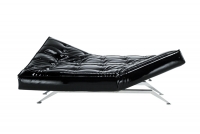 Rozkládací sofa Cosma (design Thomas Müller, Jörg Wulff, COR), sestava s lenoškou, u obou se lehce sklopí opěrák a získáte příležitostné lůžko nebo větší plochu pro lenošení, odnímatelné područky, provedení v látce nebo v kůži, cena sestavy s textilním potahem od 109 300 Kč (STOPKA).
