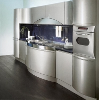 Lakovaný povrch v nerezovém designu má kuchyň Ola (SNAIDERO, design PININFARINA), cena 85 000 až 120 000 Kč za běžný metr (dodává KUCHYŇSKÉ STUDIO ANYX).