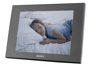 Fotorámeček SONY DPF-D80 se slotem pro 6 karet, fotorealistickým rozlišením obrazu SVGA, s hodinami, kalendářem a 10 různými přechody pro slideshow. Cena: 4 539 Kč.