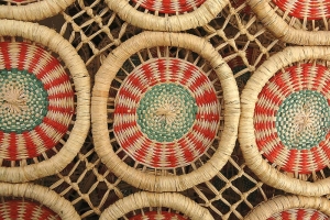 Vzor na tašce z rafiových vláken, tato pletenina byla vyrobena na ostrově Madagaskar.