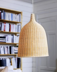 Závěsná lampa Leran je vyrobená ručně z lakovaného ratanu a bambusu. Každé stínidlo je originál, cena 998 Kč (IKEA).
