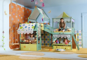 Dětský pokoj z masivu sestavený na míru podle bezpečnostních požadavků, cena včetně návrhu designéra, výroby, dopravy a montáže 280 000 Kč (VIBEL).