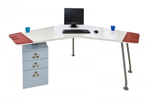 Psací stůl z kolekce Fantazie, materiál melamin v kombinaci s lakem, roh stolu je z bezpečnostních důvodů opatřen corianem, cena 6 700 Kč (FAST INTERIER &amp; DESIGN).