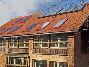 Kombinace střešních nebo ateliérových oken se solárními (případně fotovoltaickými) panely přináší značné tepelné zisky objektu. V projektu je však třeba vzít v úvahu jeho polohu, orientaci vůči světových stranám a také další, především konstrukční parametry.