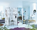 Z kolekce Patricia Urquiola je paraván Clouds (HANSGROHE), který slouží zároveň jako paraván, zrcadlo a prostorový radiátor, cena 1 dílu paravánu nebo zrcadla 32 000 Kč, cena 1 dílu s topením 60 300 Kč, ALISEO.