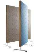 Paraván Doremi (ABSTRACTA, design Nina Jobs), masivní dřevo/lakovaná nebo mořená přírodní bříza či dub/100% plsť, 80 (140 cm) x 130 x 6 cm, cena 17 190 Kč, SCANDIUM.
