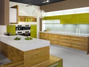 Společnost KORYNA využívá pro své značkové kuchyně obkladové sklo Lacobel, cena základní desky cca od 1 500 Kč/m², KORYNA.