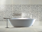 Pocitu romantiky lze docílit, i když dáváte přednost supermoderním tvarům vany – stačí vybrat romantické obkládačky, zde Deco White z kolekce Tagina, prodává Mondo Ceramica, viz www.mondoceramica.cz.