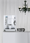 Bílý, plně automatický kávovar surpresso S 70 s příkonem 1 400 W připraví espresso, cappuccino, latte macchiato i čaj, termoblok 15 barů, integrovaný mlýnek kávy, zásobník na vodu 1,8 l, cena 32 990 Kč (SIEMENS).