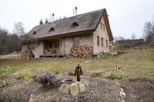 Slaměnka představuje kombinaci několika stavebních vzorů od klasických slaměných domů přes dřevostavby až ke kamenným stavbám.