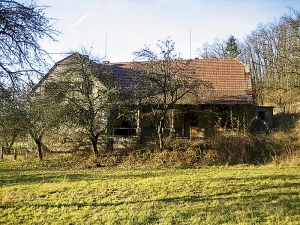 Původní stav – pohled jižní. Z této strany má dům tři podlaží.