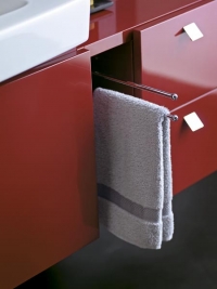 Dvojitý držák na ručníky z kolekce Ventuno. Cena 2 860 Kč, IDEAL STANDARD.