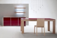 Skleněnou desku má jídelní stůl Flat 180 VR (ITF), cena 42 336 Kč, ITALIA - INTERIOR DESIGN.