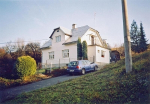 Pohled severní - stávající stav. Pro architekturu domu je typický symetrický vzhled. Hlavní obytné místnosti jsou orientovány na sever a mají výhled do okolí.