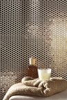 Exkluzivní zlatá mozaika je z kolekce Paillettes (LEA CERAMICHE), orientační cena 6 000 Kč/m², CERAMICA PLUS.