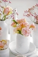 Zátiší jako z malířského ateliéru. Růže (Rosa), orchidej (Cymbidium), limonka (Limonium), jícnovka (Eustoma).