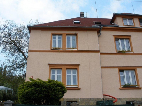 Jedná se o dvojdům, má obytnou plochu asi 250 m2.