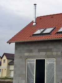 Vícevrstvý nerezový komín DW může procházet střechou s libovolnou krytinou (BERTRAMS).