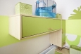 Pracovní kout navazuje na linii nábytku od postele. Designérka zvolila možnost mobilního posunování stolu. Jakmile Míšu omrzí pohled do stěny, může stůl posunout k oknu s výhledem do zahrady.