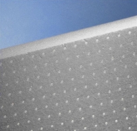Detail difuzně otevřené polystyrenové fasádní desky speciálně určené na cihlu nebo podobně difuzně otevřené zdivo (BAUMIT).