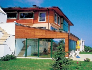 Materiál Thermowood Thermo D je určen pro vnitřní i vnější použití, např. pro obklady fasád, podhledy, pochozí plochy, okna, dveře, zařízení saun, koupelen apod. (Finnforest).
