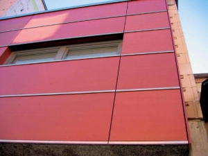 Dřevěné třívrstvé desky od Agrop Nova skýtají rozmanité možnosti povrchových úprav a dobře se uplatní i v moderní architektuře.