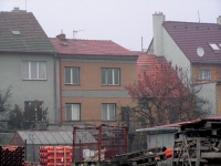 Na severní straně obrácené do ulice jsou vstupní dveře, jedno větší okno a větší počet nevhodně umístěných malých okének. Celek působí disharmonicky. Na jižní stranu, do zahrady, je dům o podlaží vyšší.