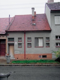 Na severní straně obrácené do ulice jsou vstupní dveře, jedno větší okno a větší počet nevhodně umístěných malých okének. Celek působí disharmonicky. Na jižní stranu, do zahrady, je dům o podlaží vyšší.