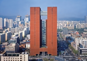 Kancelářská výšková budova Kyobo tower stojí v Soulu v Jižní Koreji, realizace 1999−2003.