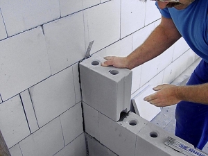 U zdění na lepidlo dosahuje ložná spára lepidla pouhé 2 mm (KM BETA).