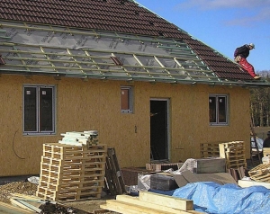 Panely dřevostavby lze zateplovat jak zevnitř dutiny, tak i zvnějšku.
