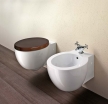 Z kolekce Roma (CATALANO) je závěsný bidet za 14 280 Kč a závěsný klozet za 14 280 Kč, WC sedátko stojí 3 360 Kč, EIM UNIVERS.