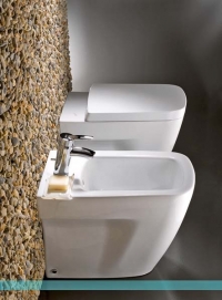Novinkou na trhu je kolekce Mia – ceny (bez DPH): závěsný bidet 6 225 Kč, klozet včetně sedátka 6 650 Kč, IDEAL STANDARD.