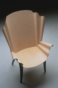 Experimenty s tvarováním překližky je známá Dánská designérka Nanna Ditzel.
