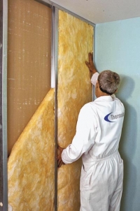 TI 140 je izolace z minerálních skleněných vláken. Dodává se v rolích o šíři 625 mm, což odpovídá obvyklé osové vzdálenosti svislých profilů sádrokartonových příček. Cena 68 Kč za metr čtvereční bez DPH v tloušťce 40 mm (KNAUF INSULATION).