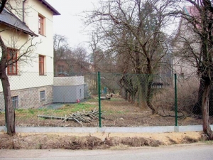 Současný pohled na zanedbanou zahradu u nově zrekonstruovaného rodinného domu.