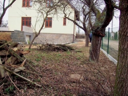 Současný pohled na zanedbanou zahradu u nově zrekonstruovaného rodinného domu.