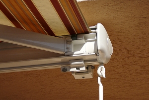 Markýzy na elektrický pohon jsou pohodlnější i šetrnější, v případě nouze lze všechny ovládat i manuálně (SOLAR TECHNIK).