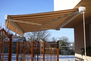 Kazetová markýza Armony 3000 se montuje na stěnu nebo strop zavěšením markýzy na dvě a více konzol. Maximální šířka může dosahovat 7 m, vyložení 3,6 m (SOLAR TECHNIK).