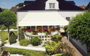 Pergola Harol TR 850 plní i funkci baldachýnu. Rozsah stínění je určován pohybem ve vodicích kolejnicích (MARON).
