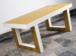 Stůl T08 - MDF, dýha zebrano, bílý lak ve vysokém lesku (150/240 x 90 cm, v. 70/110 cm), cena od 59 000 Kč.