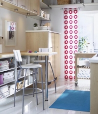Když se ostrůvek promění v barový pult. Sestava Numerär v ceně od 2 390 Kč, doplněna barovou stoličkou Anssi za 399 Kč/ks (IKEA).