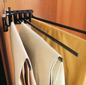 Detail věšáku na kalhoty